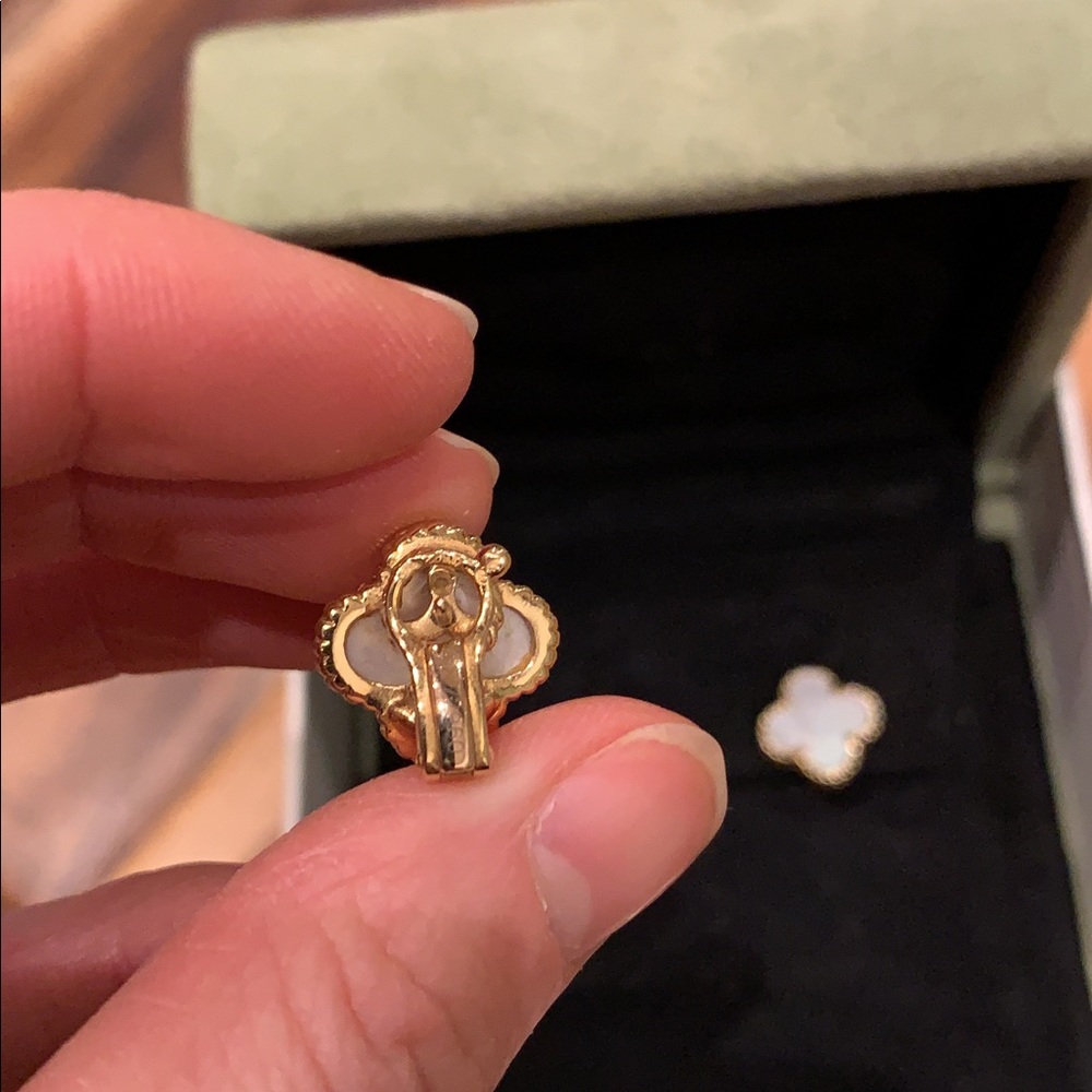 SOLD💢Van Cleef & Arpels earrings Mother of Pearl - Picture 5 of 8